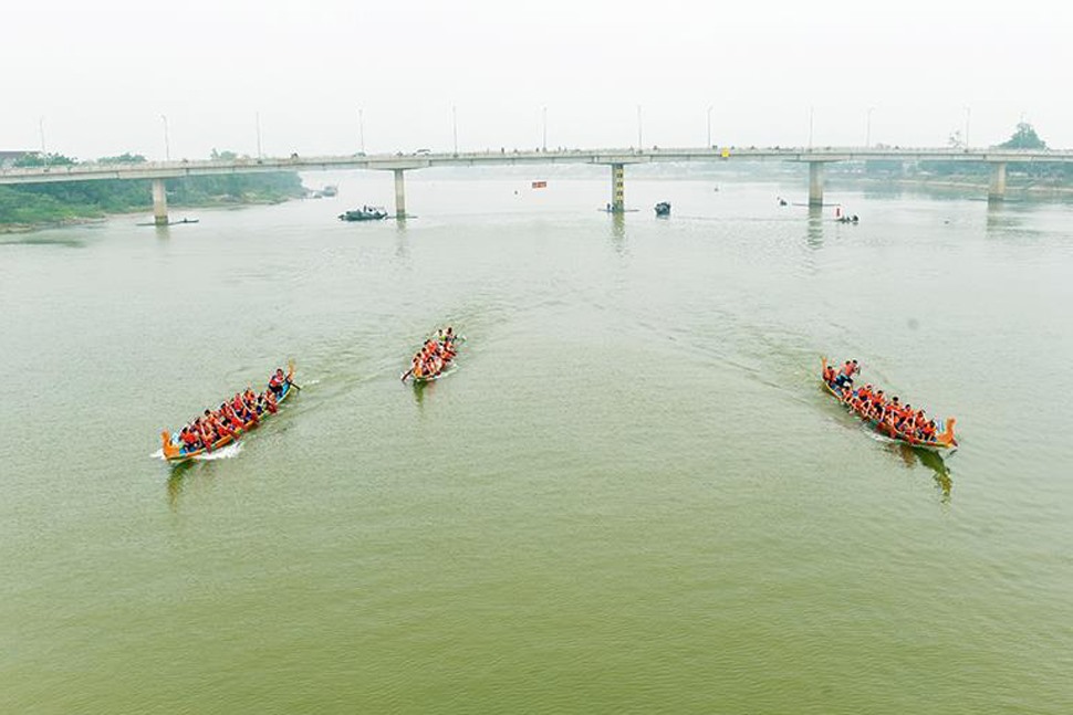 Giải đua thuyền được tổ chức trên dòng sông La. Ảnh: Nam Thắng.