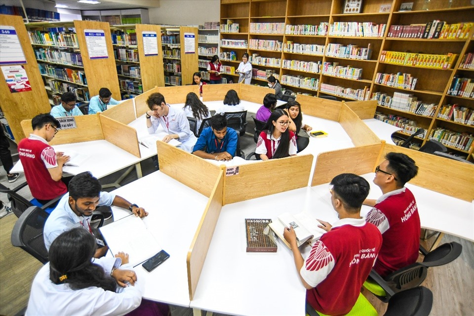Sinh viên HIU học tập tại Thư viện nhà trường.