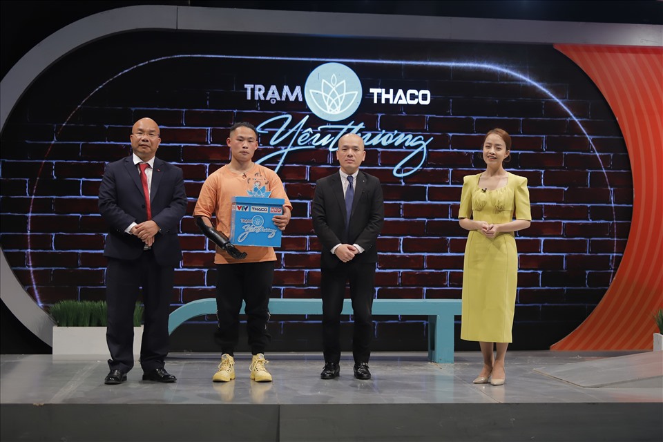 Món quà của “Trạm yêu thương” sẽ phần nào tiếp thêm sức mạnh cho Hoàng Văn Dũng trên hành trình theo đuổi ước mơ. Ảnh: VTV