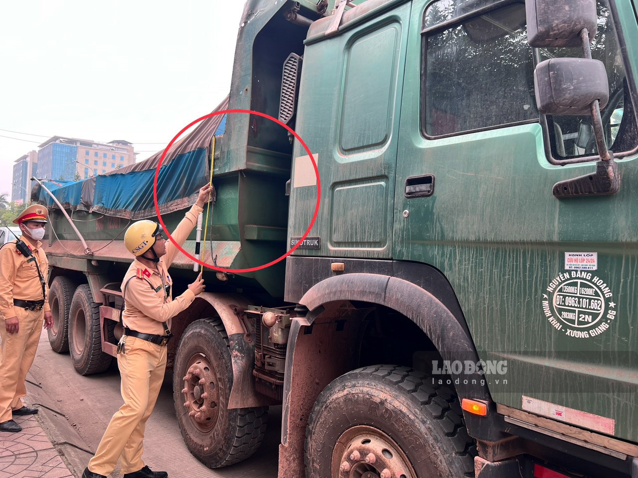 Ngày 16.4.2023, lực lượng Cảnh sát giao thông Công an thành phố Bắc Giang đã tiến hành kiểm tra xe ô tô tải biển số 98C-123.81, lái xe là anh Dương Văn Đ, sinh năm 1978, trú tại huyện Lạng Giang đang lưu thông trên đường Quách Nhẫn, mặc dù lái xe đã che, buộc bạt rất kín thành thùng, tuy nhiên qua kiểm tra thành thùng được cơi nới thêm 10cm và phần đuôi thùng xe đã được nối thêm 50cm.