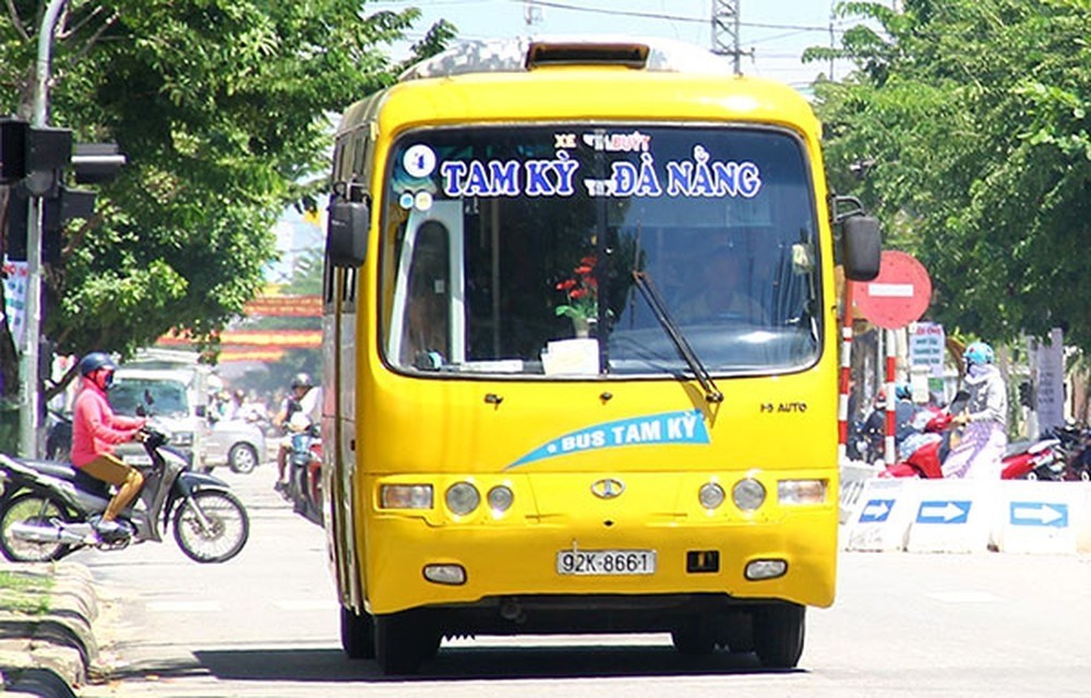 Xe buýt hoạt động tại Quảng Nam được theo dõi tốc độ bằng thiết bị giám sát hành trình. Ảnh Nguyễn Hoàng