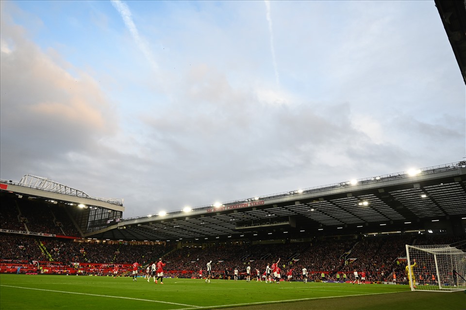 Sân Old Trafford có thể có thêm những ông chủ mới từ mùa giải tới. Ảnh: AFP