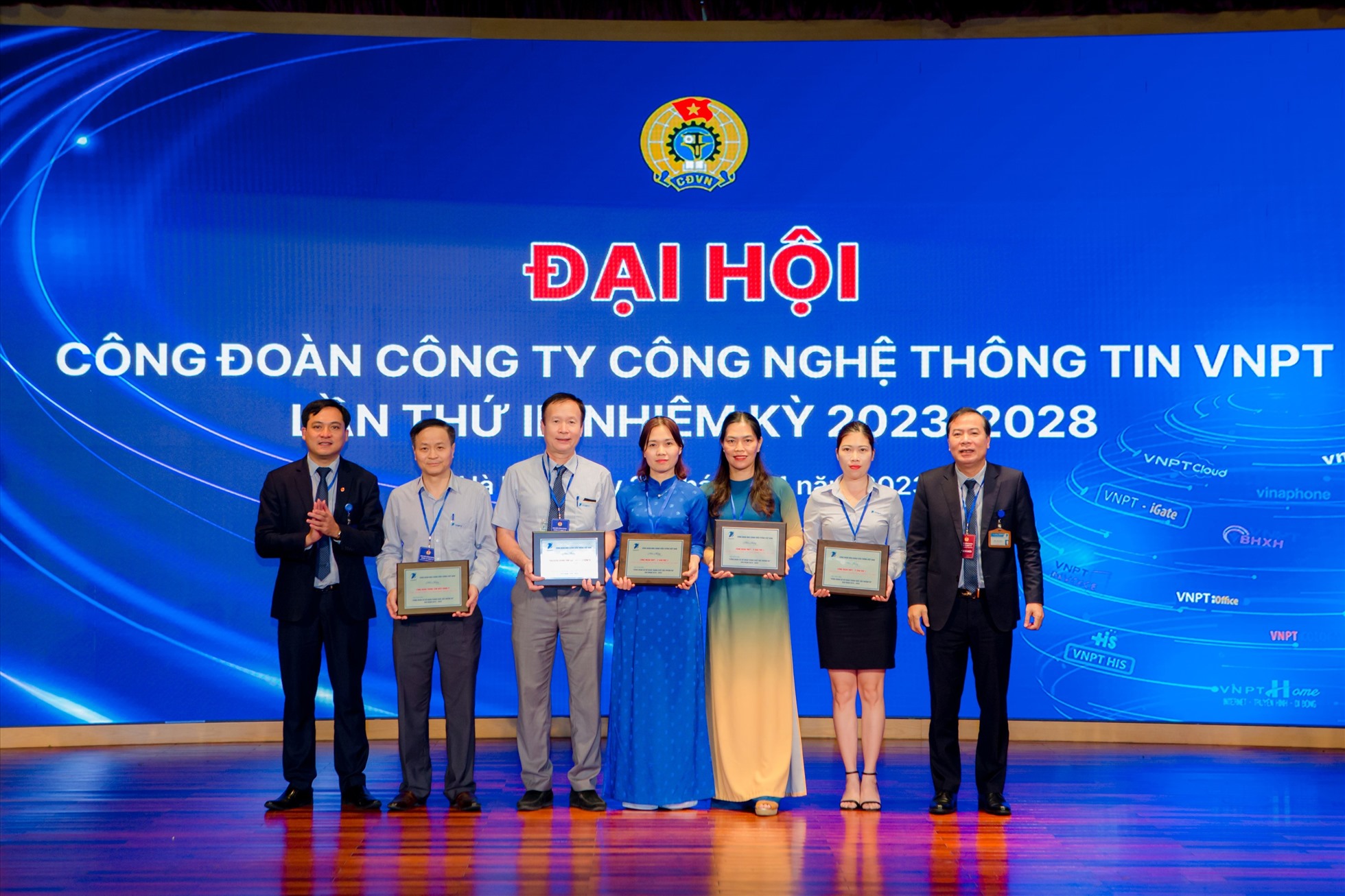 Công đoàn Bưu chính Viễn thông Việt Nam khen thưởng Tập thể “hoàn thành xuất sắc nhiệm vụ” giai đoạn 2017 – 2022 cho 5 đơn vị trực thuộc VNPT-IT.