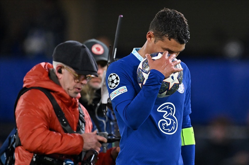 Thiago Silva xúc động sau trận thua Real Madrid.  Ảnh: AFP