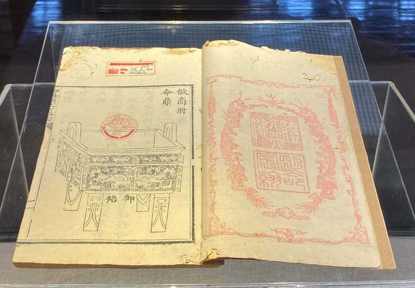 Triển lãm sách cổ về 33 điều răn của vua Minh Mạng tại Bảo tàng Cổ vật Cung đình Huế. Ảnh: Trung tâm BTDTCĐ Huế