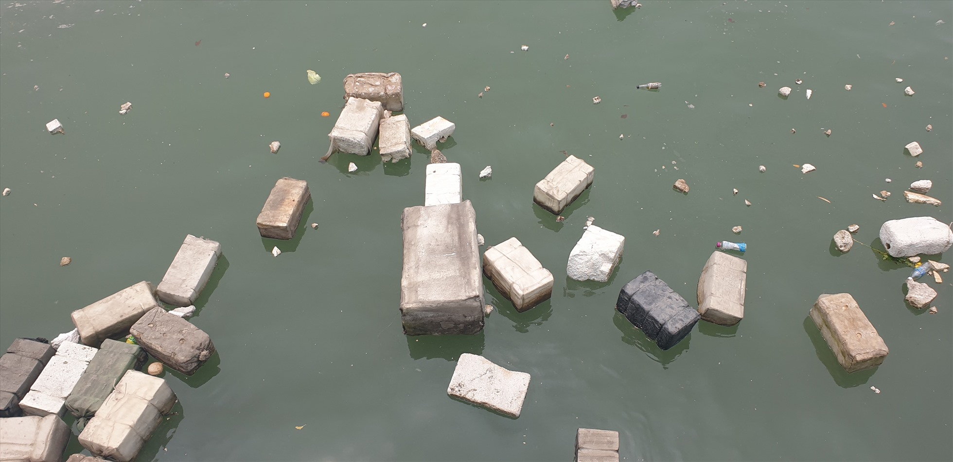 Sẽ phải mất rất nhiều thời gian mới có thể xử lý được lượng rác phao xốp khổng lồ trôi nổi trên vịnh Hạ Long. Ảnh: Nguyễn Hùng