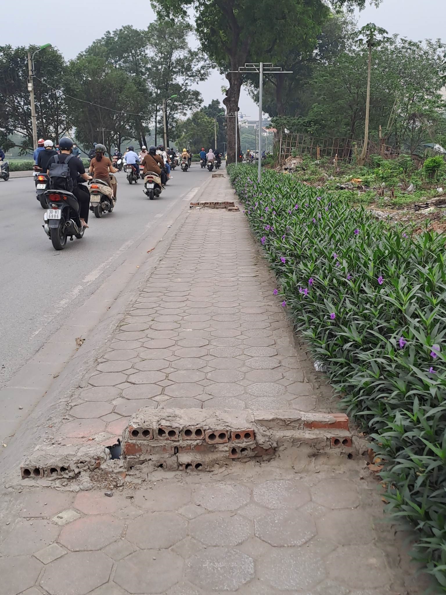 Người dân xây gạch trên vỉa hè để ngăn xe máy. Ảnh chụp tại đường Trung Thư (phường Trung Văn, quận Nam Từ Liêm)