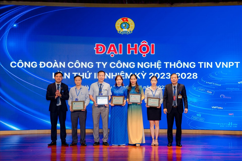 Công đoàn Bưu chính Viễn thông Việt Nam khen thưởng Tập thể hoàn thành xuất sắc nhiệm vụ giai đoạn 2017 – 2022 cho 5 đơn vị trực thuộc VNPT-IT. Ảnh: Minh Hương