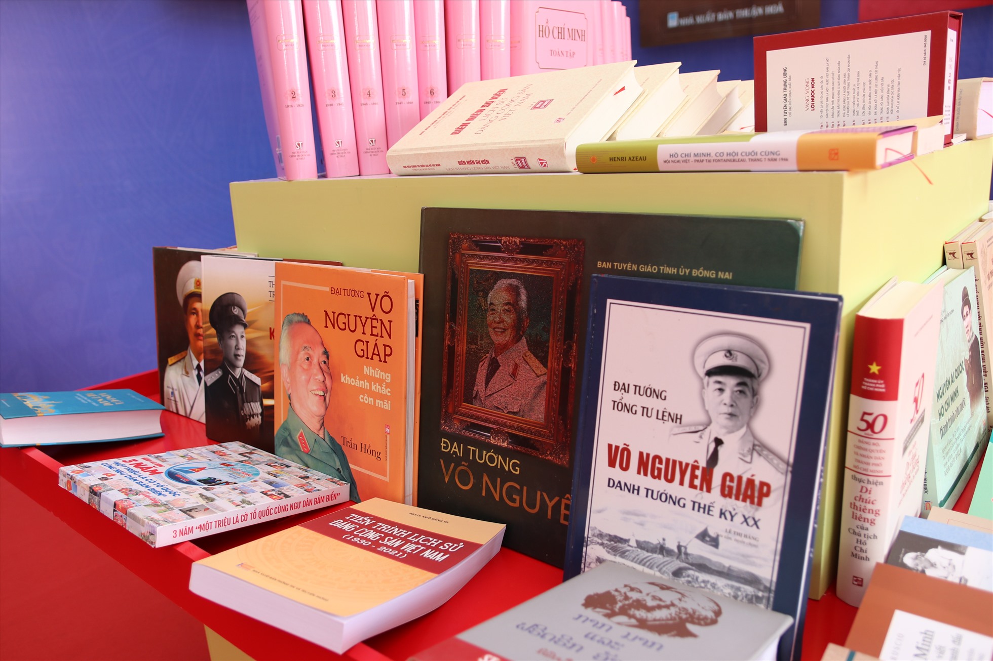 Nhiều sách hay về Bác Hồ và Đại tướng Võ Nguyên Giáp.