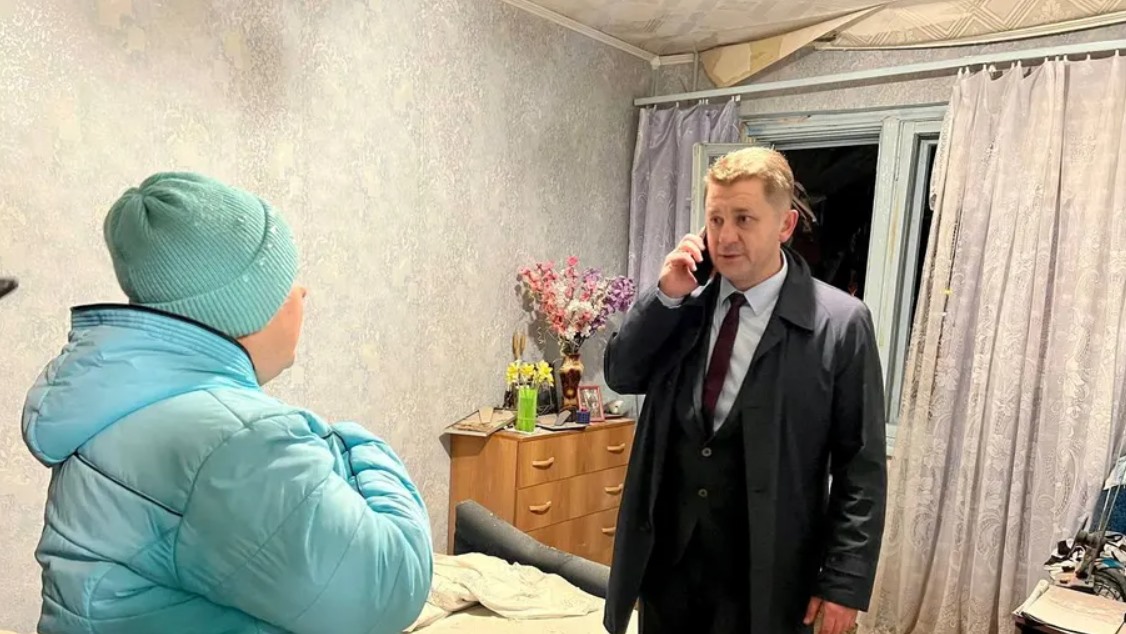 Thị trưởng thành phố Belgorod Valentin Demidov (phải) thăm hỏi người dân trong căn hộ bị hư hại bởi vụ nổ. Ảnh: Telegram Thị trưởng thành phố Belgorod Valentin Demidov