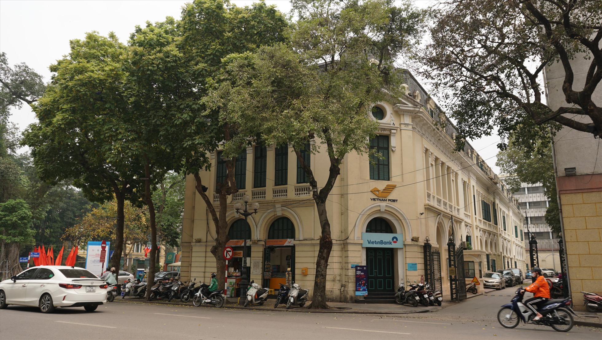 Bưu điện Hà Nội (phường Tràng Tiền, Hoàn Kiếm, Hà Nội) nằm bên hồ Gươm. Công trình mang phong cách cổ điển châu Âu do kiến trúc sư Auguste Henri Vildeu thiết kế, được đưa vào sử dụng năm 1896.