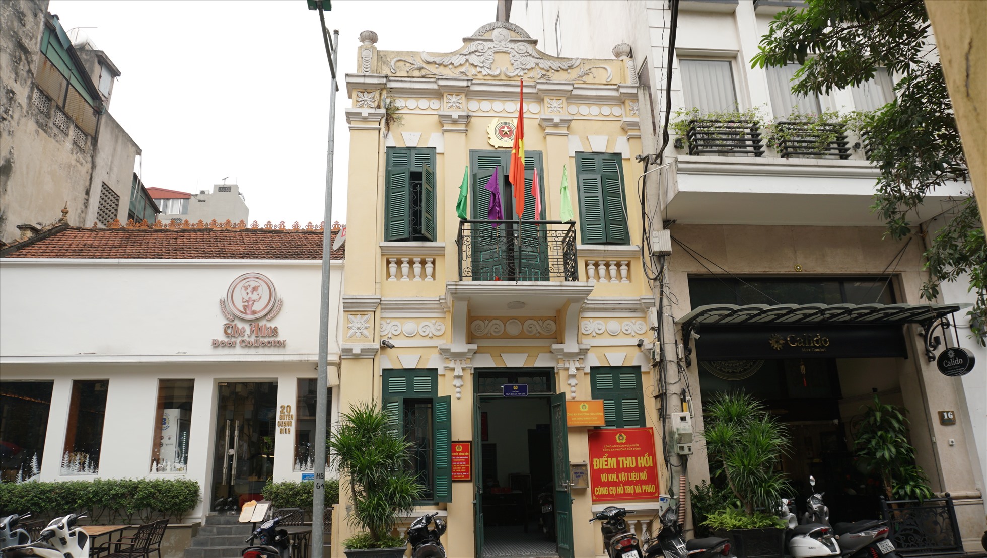 Cũng trên phố Nguyễn Quang Bích, trụ sở Công an phường Cửa Đông cũng là công trình mang kiến trúc Pháp được trùng tu, bảo tồn trong giai đoạn 2018-2019.