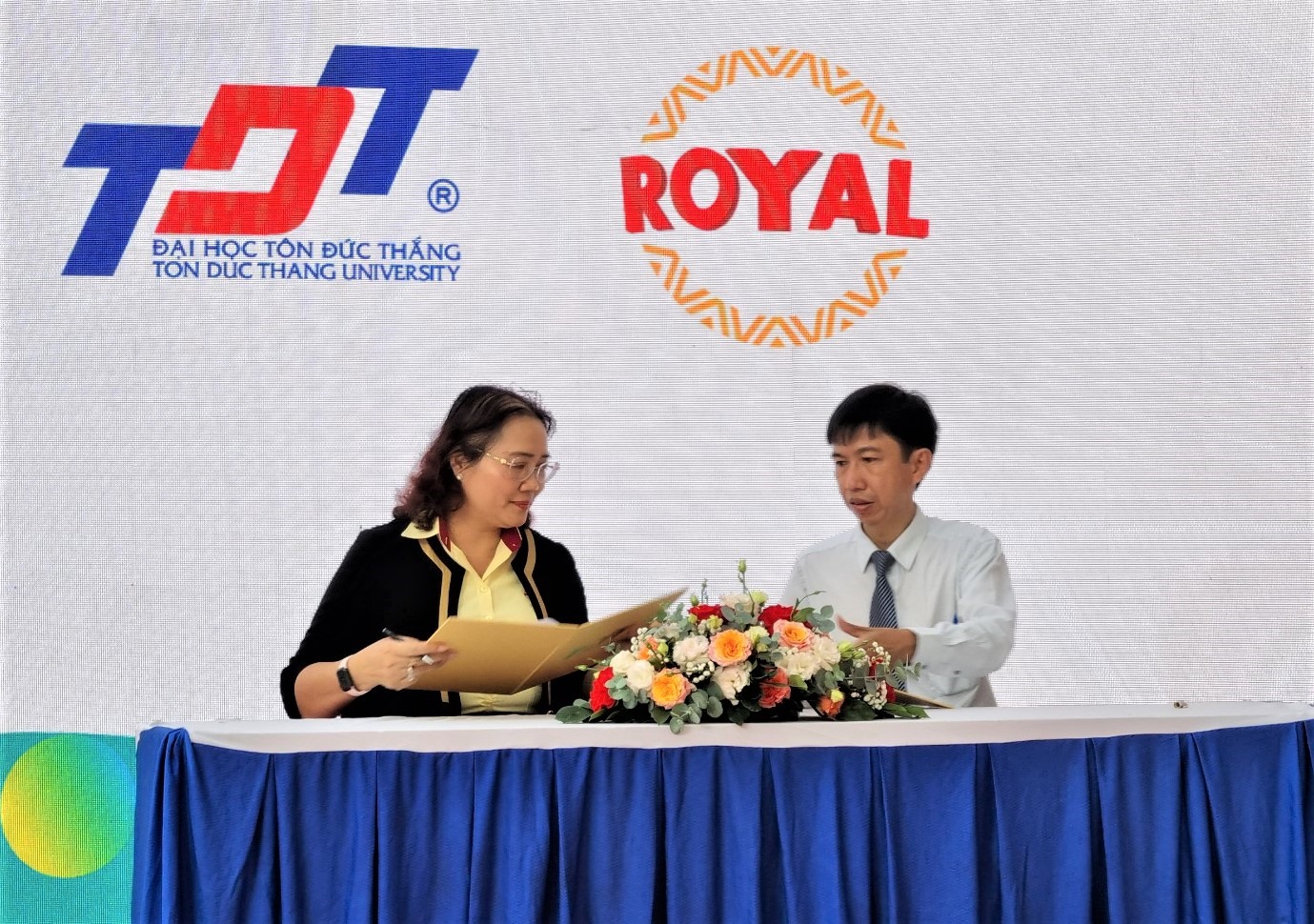 Tiến sĩ Võ Hoàng Duy (bên phải) - Phó Hiệu trưởng TDTU ký kết hợp tác với đại diện doanh nghiệp. Ảnh: Nam Dương