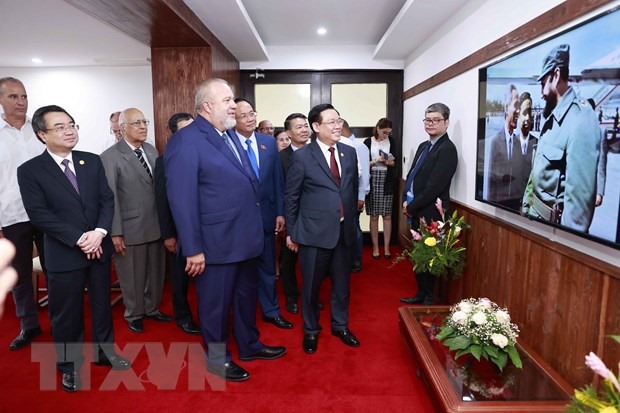 Chủ tịch Quốc hội Vương Đình Huệ và Thủ tướng Cuba Manuel Marrero Cruz xem ảnh tư liệu về quan hệ Việt Nam - Cuba. Ảnh: TTXVN