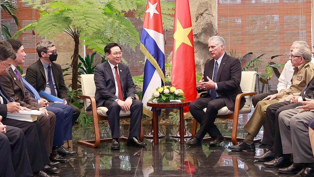 Chủ tịch Quốc hội Vương Đình Huệ hội kiến Đại tướng Raúl Castro Ruz và Bí thư thứ nhất, Chủ tịch Cuba Miguel Díaz-Canel. Ảnh: TTXVN