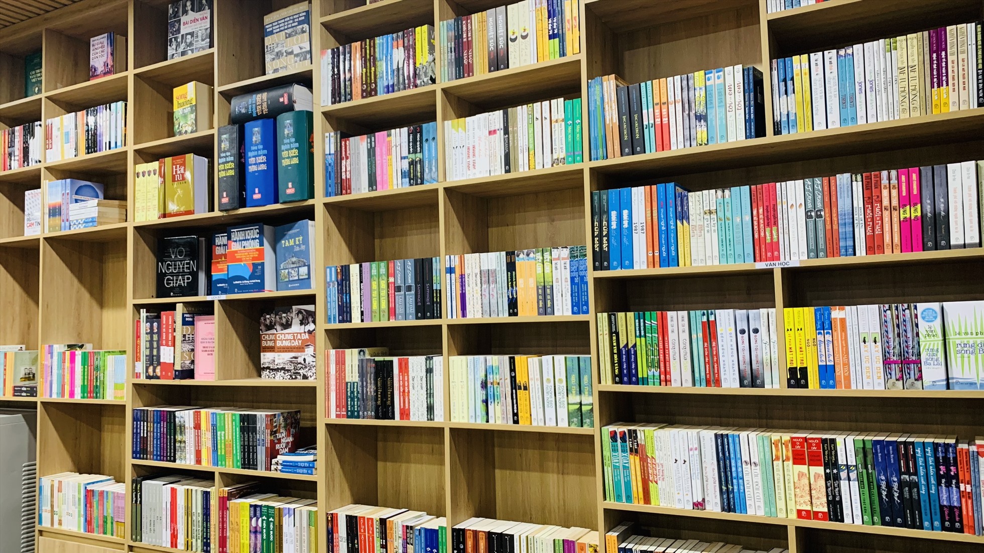 Cùng với khánh thành thư viện số, Tam Kỳ cũng ra mắt Quỹ sách cộng đồng thành phố với gần 3.600 cuốn sách và 5 máy tính, tổng giá trị hơn 700 triệu đồng từ cộng đồng đóng góp. Ảnh Hoàng Bin