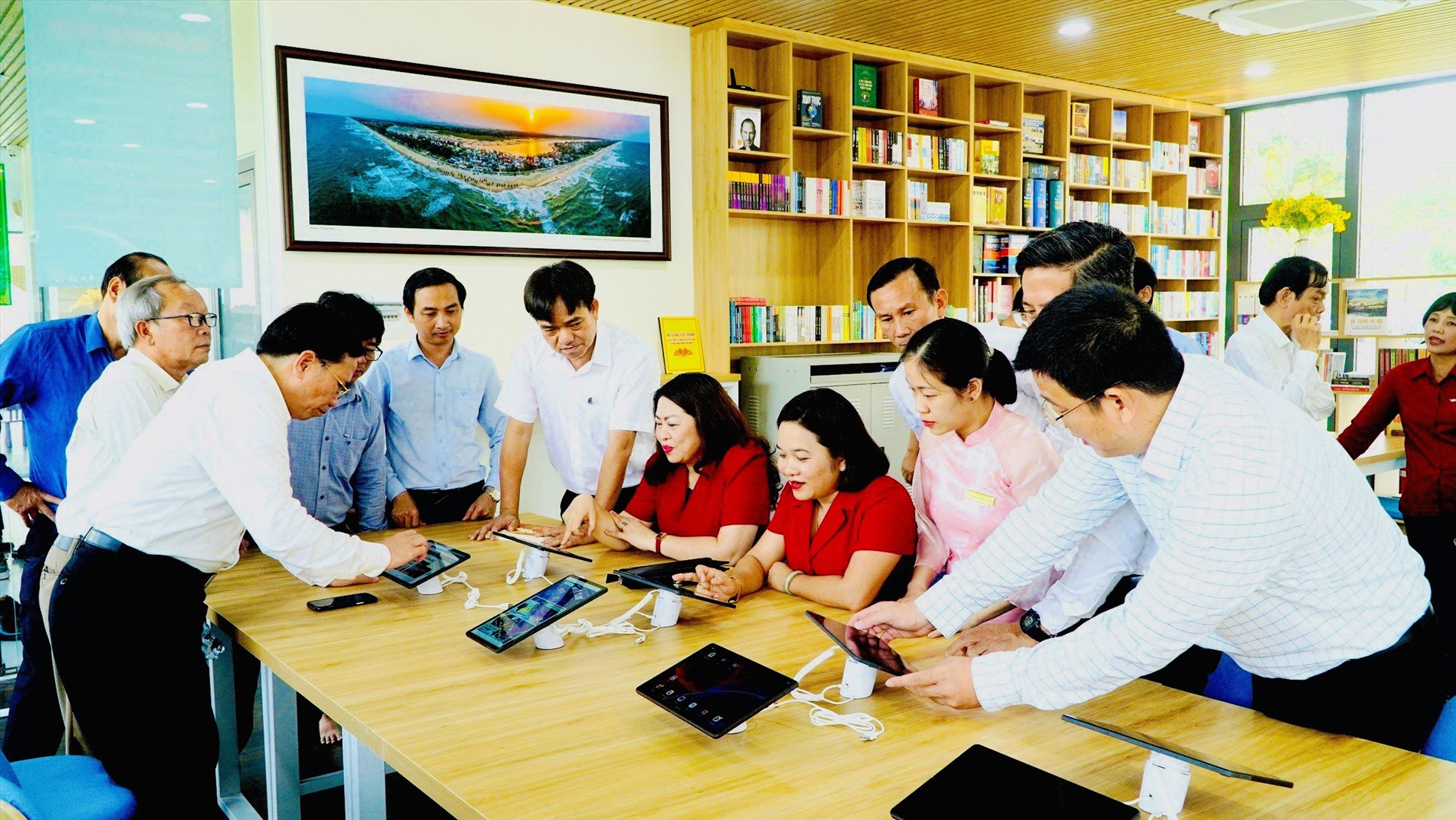 TP Tam Kỳ đã làm việc với các chuyên gia để tham vấn phương án thiết kế, vận hành trước khi đưa vào hoạt động Thư viện số cộng đồng đầu tiên của cả nước. Ảnh Hoàng Bin.