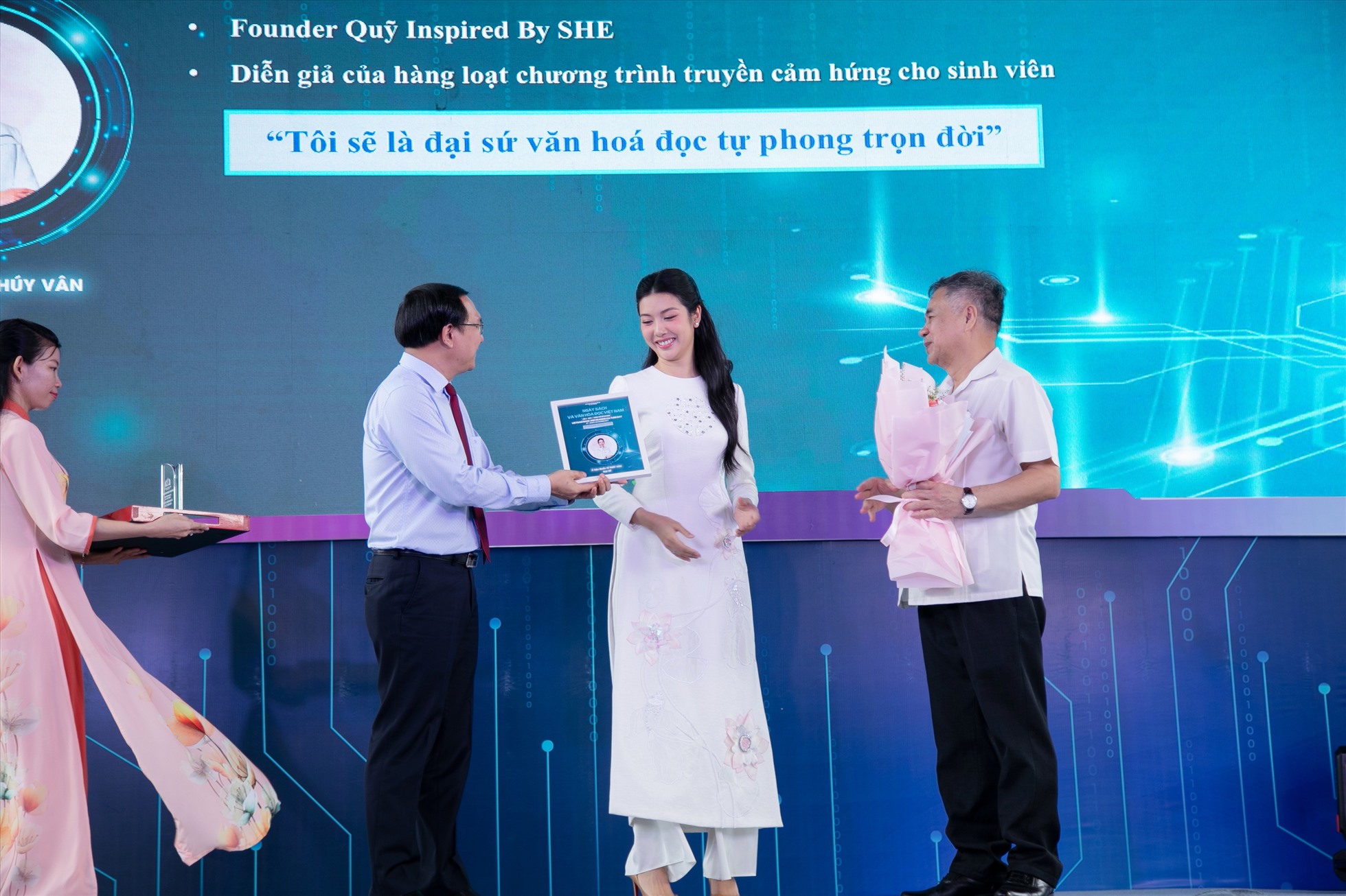 Á hậu Thuý Vân trong ngày Sách và Văn hoá đọc Việt Nam 2023. Ảnh: Nhân vật cung cấp.