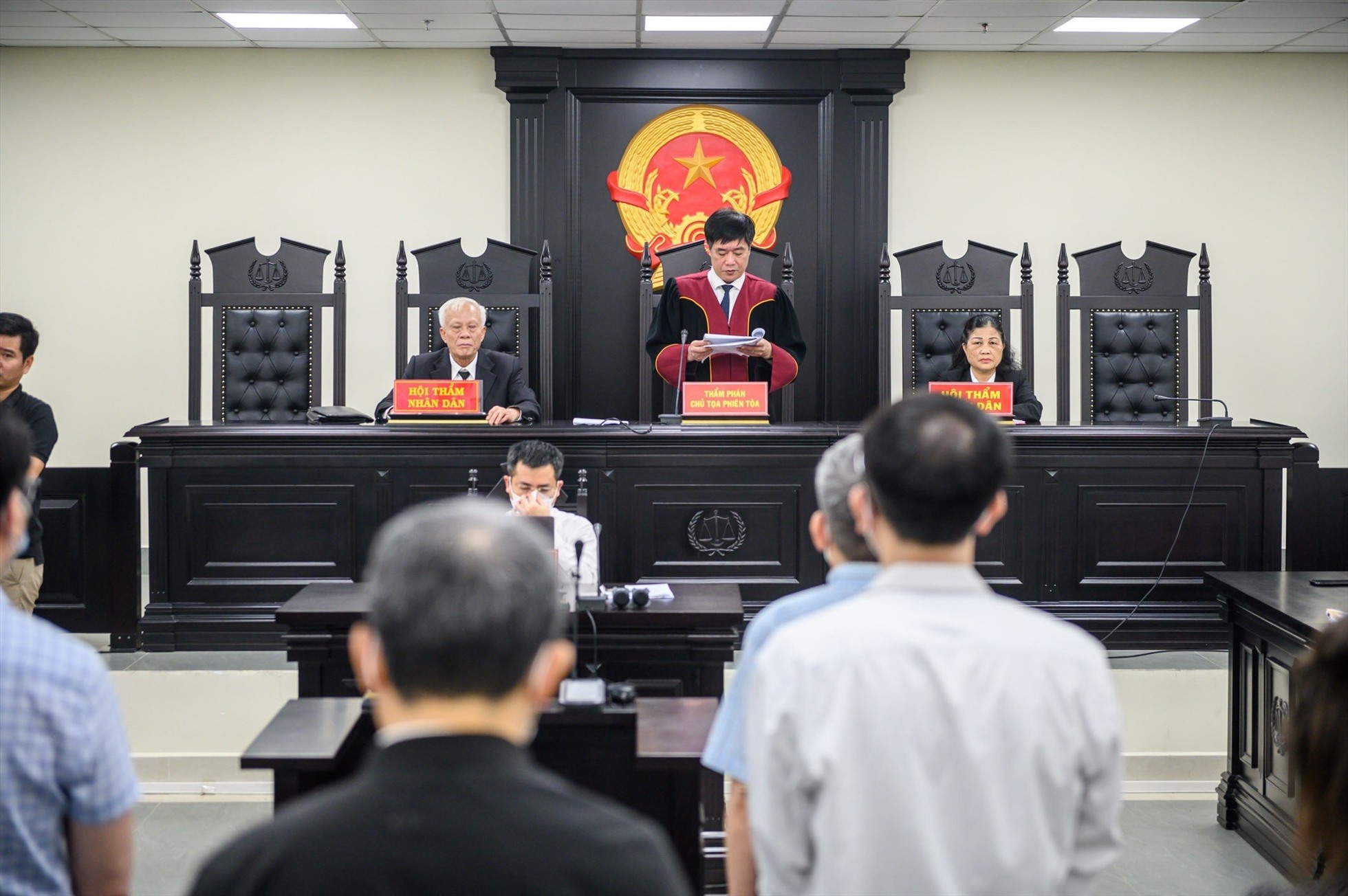 Chủ toạ phiên toà công bố bản án với ông Nguyễn Quang Tuấn và 11 bị cáo. Ảnh: Việt Dũng