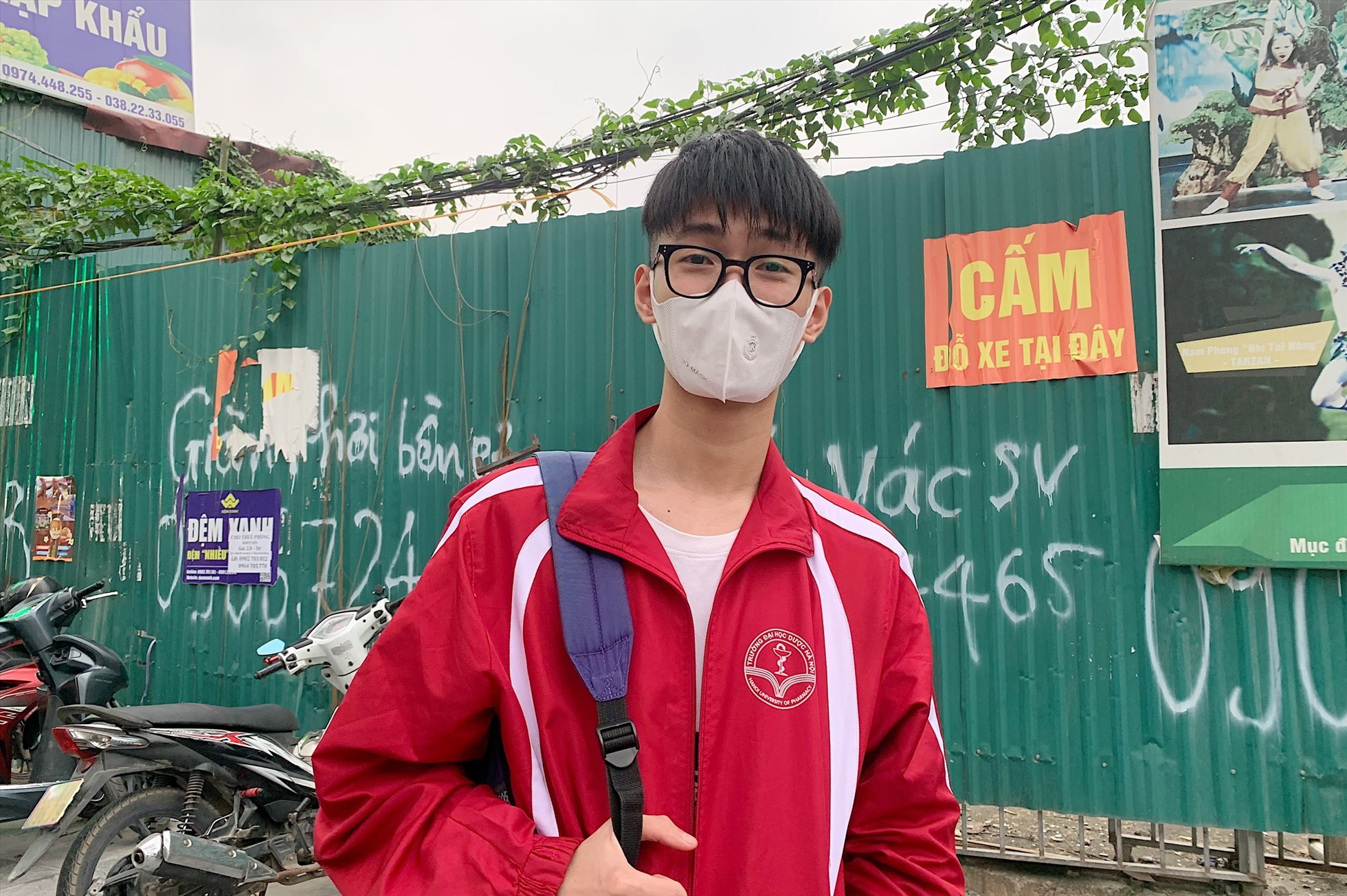 Anh Trần Quốc Anh chia sẻ việc ôtô lấn chiếm vỉa hè trên nhiều tuyến phố Hà Nội. Ảnh: Thu Hiền