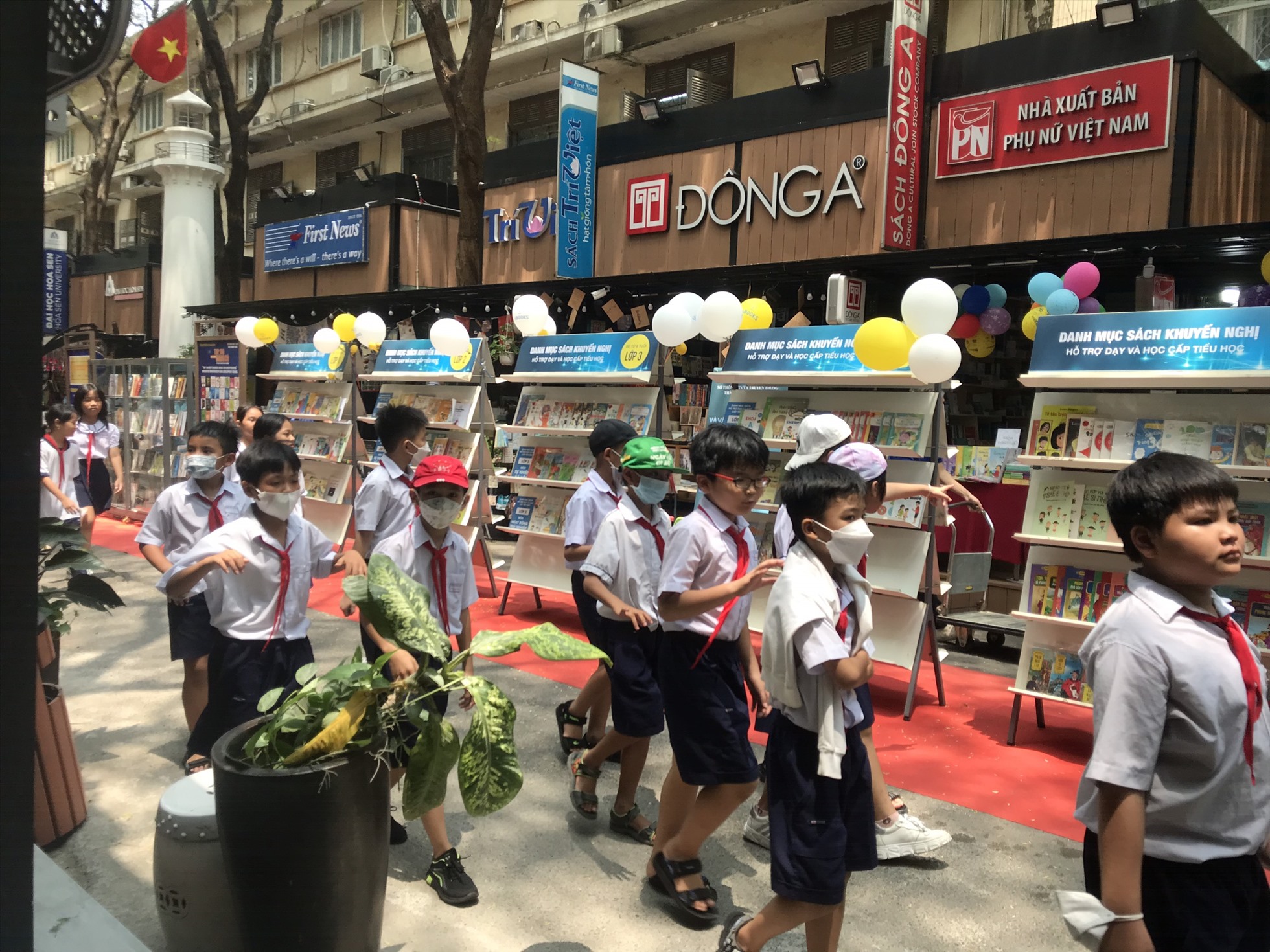 Tại Hội sách và Văn hóa đọc, các bạn học sinh trường tiểu học An Phong tỏ ra thích thú và vui vẻ.