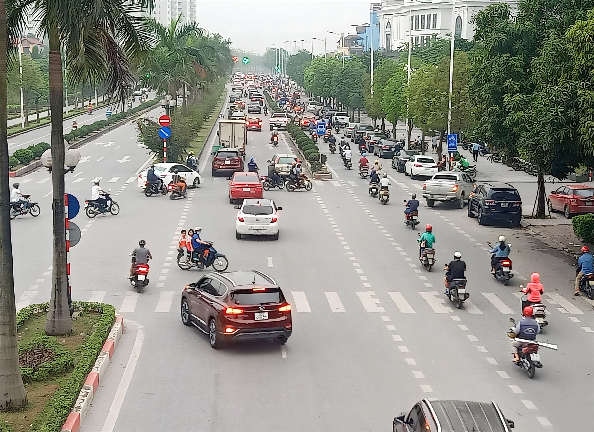 Không khó bắt gặp hình ảnh xe máy đi dàn hàng trong làn đường dành cho ô tô. Ảnh Nguyễn Duy.