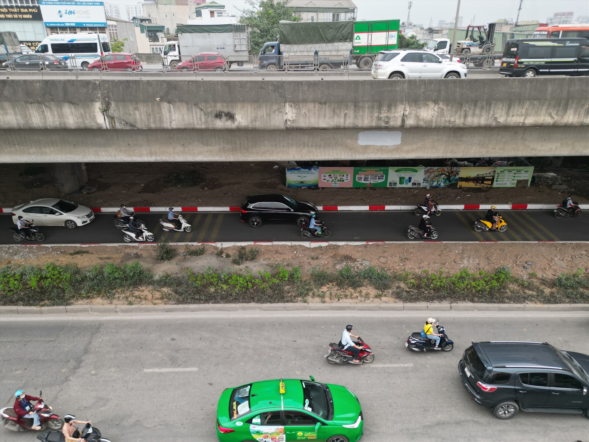 Làn đường tạm trên đường Nguyễn Xiển. Ảnh: Hữu Chánh