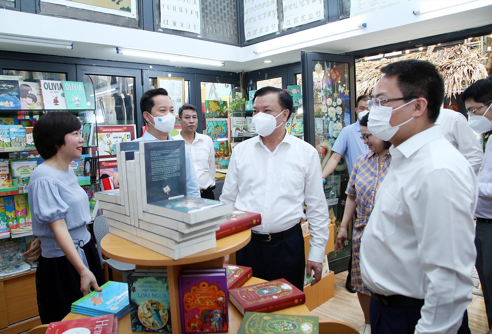 Ông Đinh Tiến Dũng trò chuyện với nhân viên các nhà sách tại phố sách Hà Nội. Ảnh: Sở TTTT