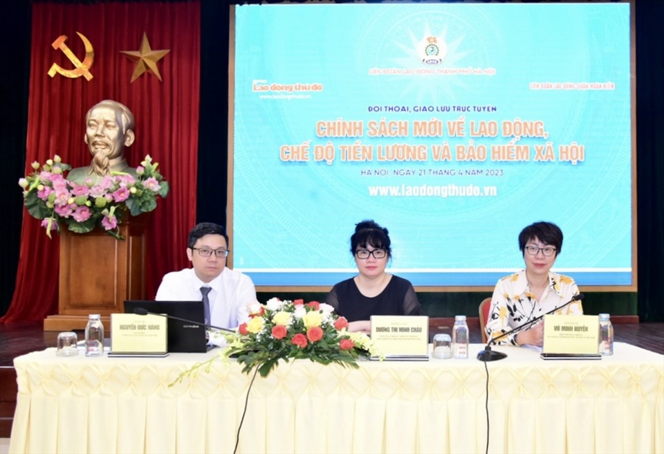 Các chuyên gia về lĩnh vực BHXH, Luật Lao động tham gia đối thoại với CNVCLĐ quận Hoàn Kiếm. Ảnh: Hà Anh