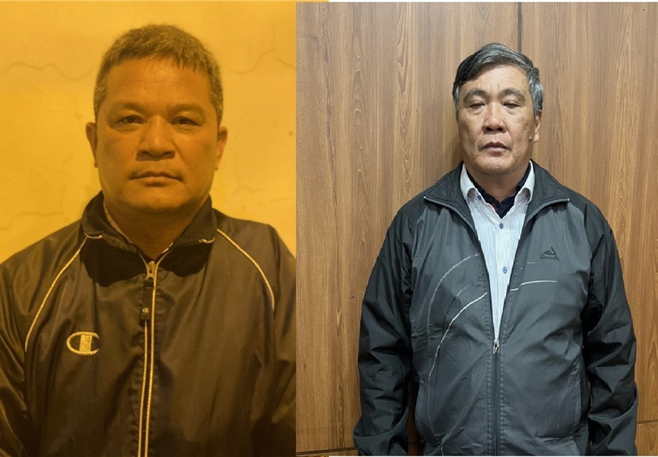 Ông Phạm Duy Cường - cựu Trưởng phòng Tài nguyên môi trường và Nguyễn Văn Phong (từ trái qua) thời điểm bị bắt tạm giam. Ảnh: Bộ Công an