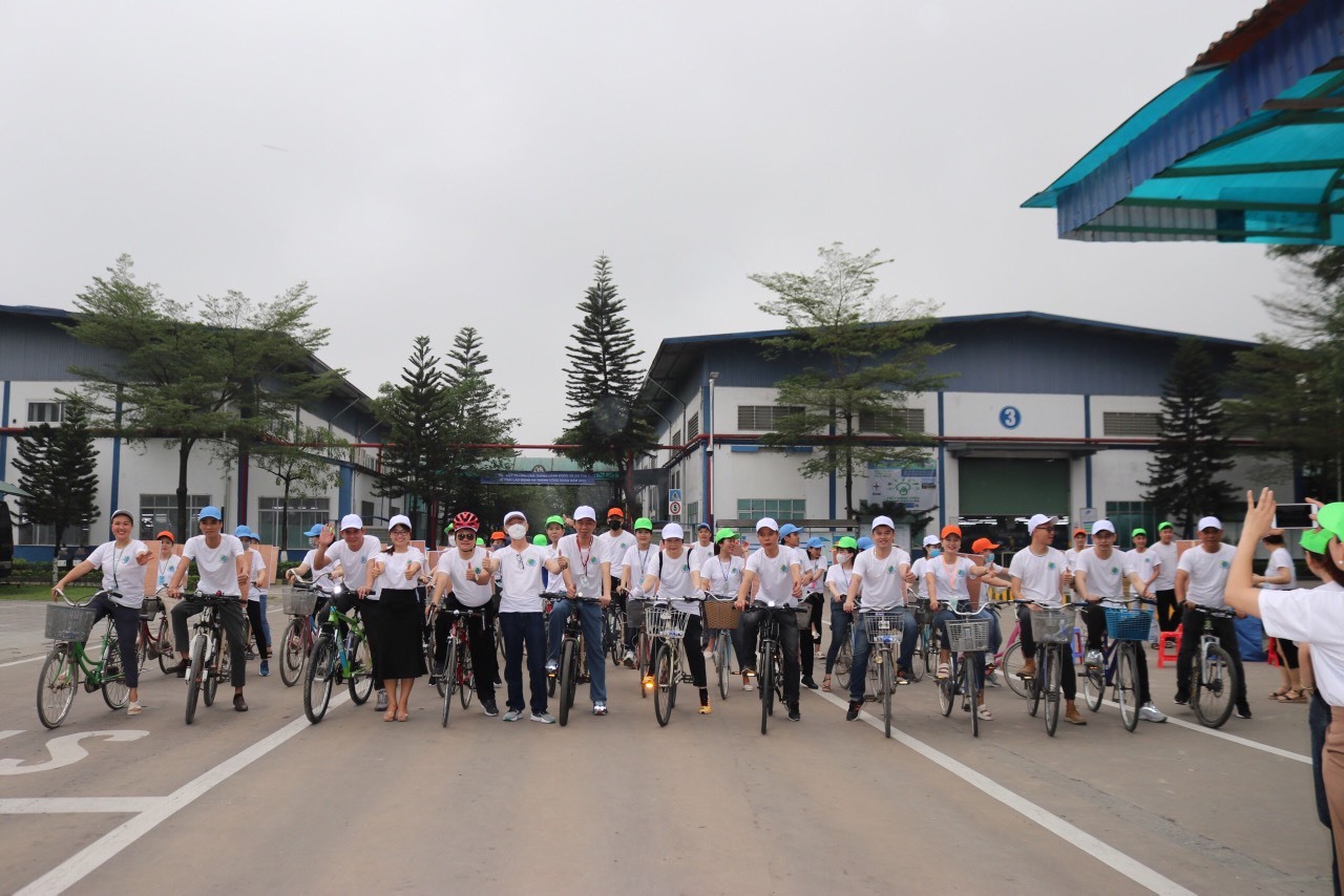 Các thành viên tham dự chương trình và đạp xe quanh khu công nghiệp, khu dân cư để hưởng ứng ngày Trái đất. Ảnh: Minh Hoàng