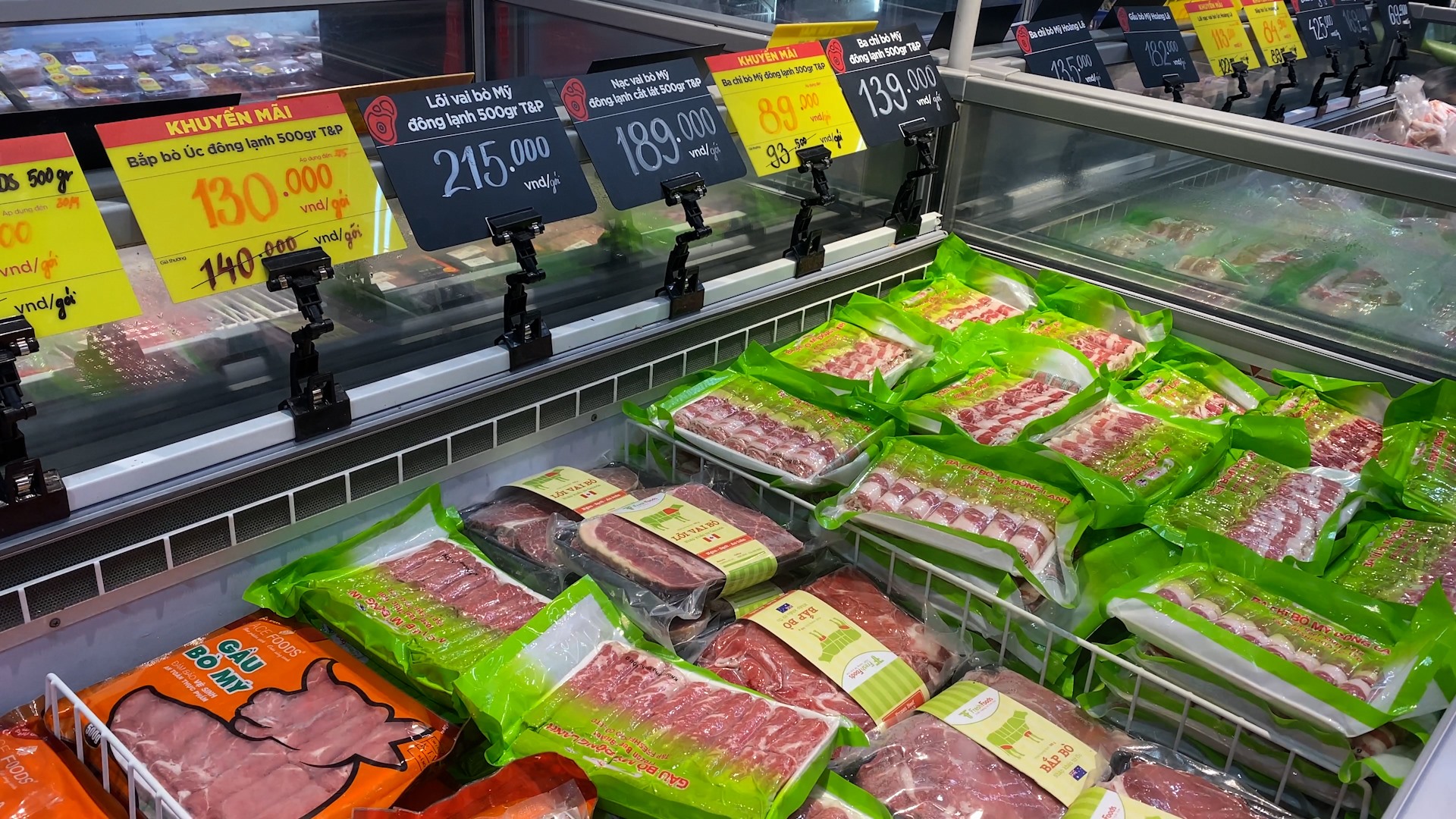 Thịt bò Úc, Mỹ được dán mác bán tại các siêu thị ở Hà Nội. Ảnh: Bảo Thoa