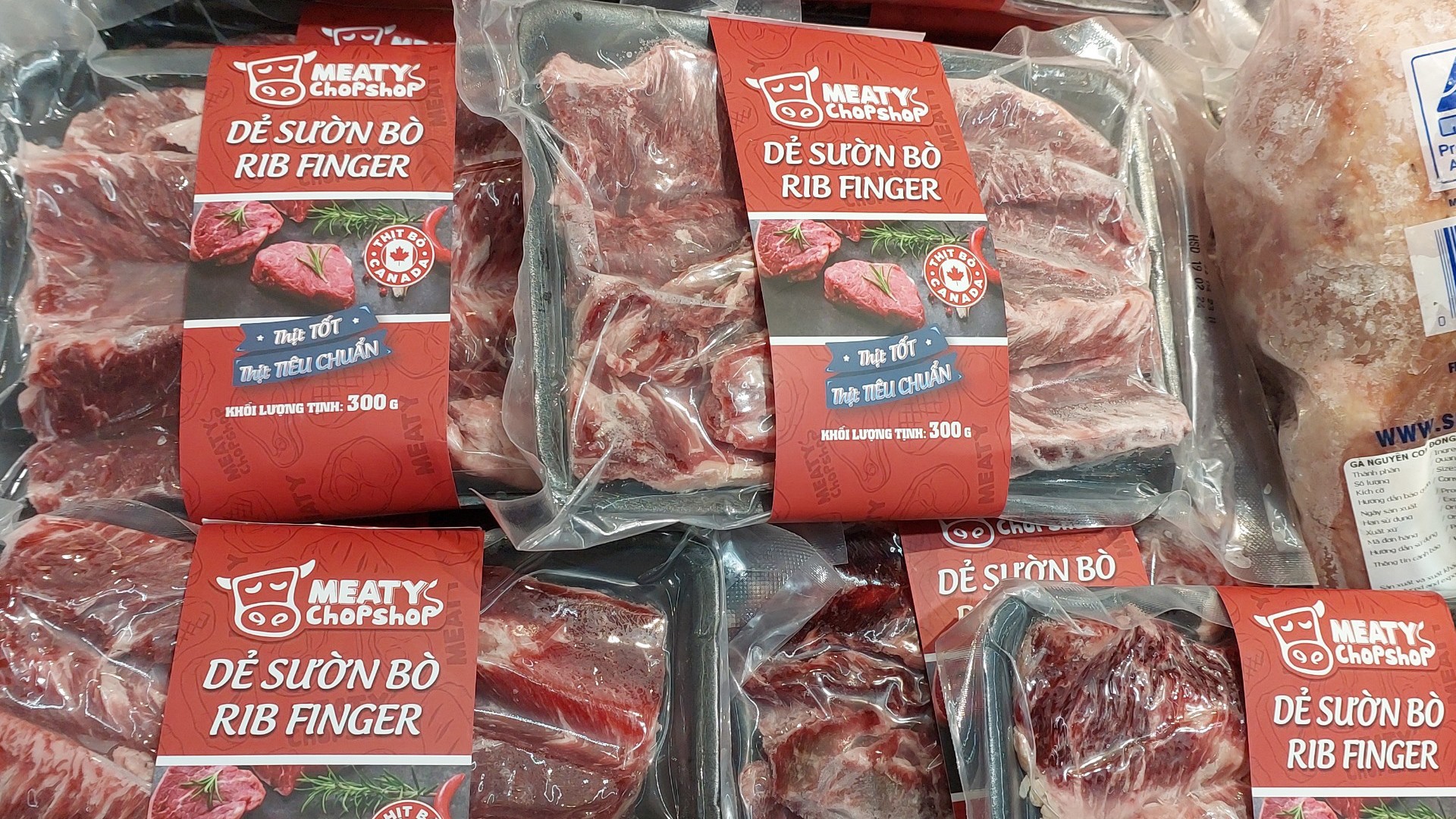 Thịt bò Úc, Mỹ được dán mác bán tại các siêu thị ở Hà Nội. Ảnh: Bảo Thoa