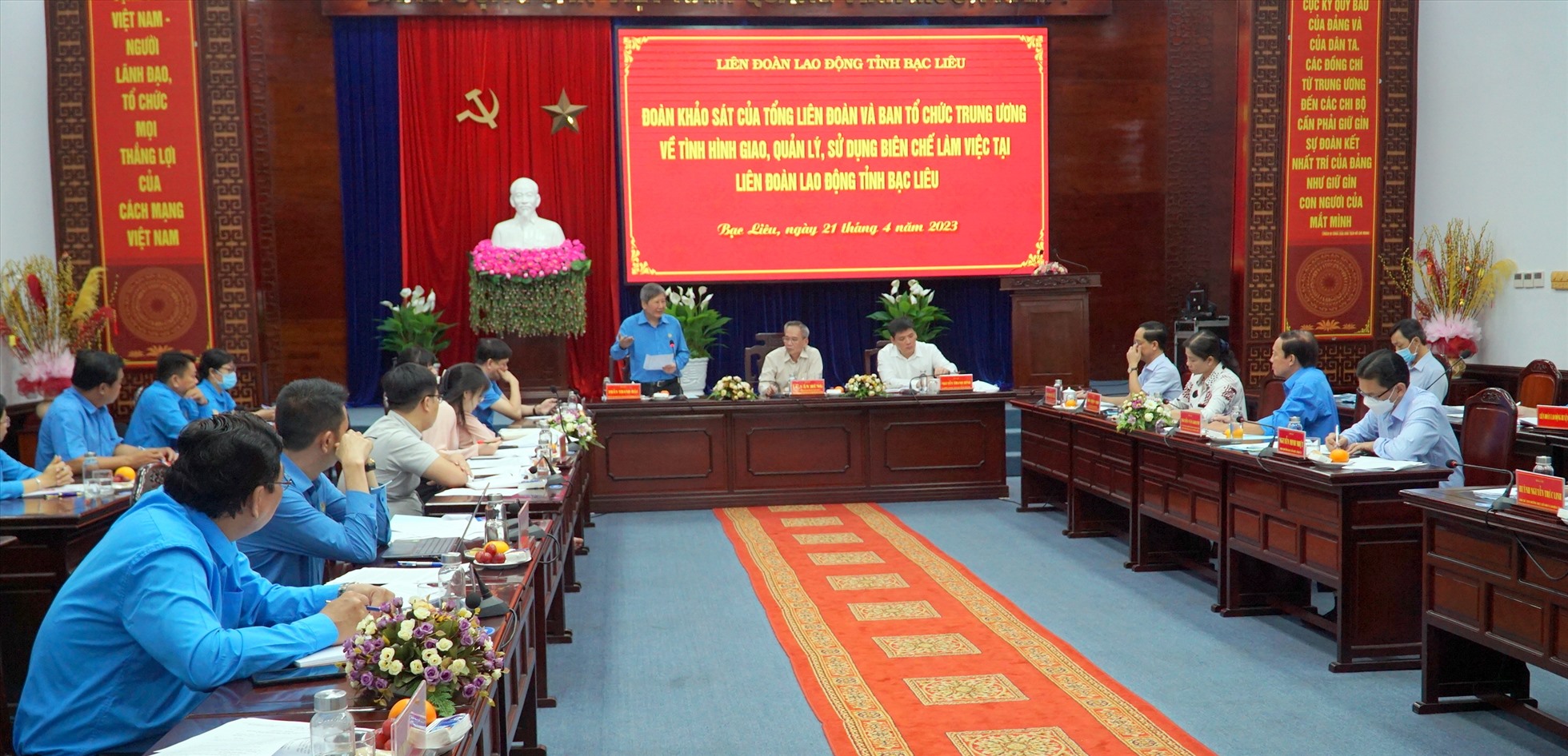 Đoàn khảo sát của Tổng LĐLĐ Việt Nam làm việc với Tỉnh ủy, LĐLĐ tỉnh Bạc Liêu chiều ngày 21.4. Ảnh: Nhật Hồ