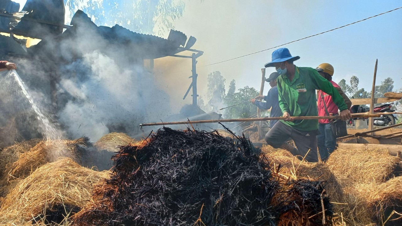 Hiện trường vụ cháy kho chứa rơm. Ảnh: An Long