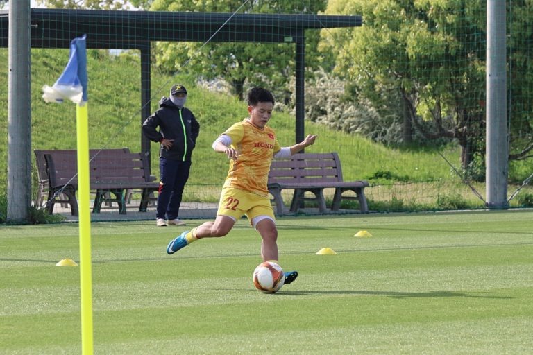 Cầu thủ đội tuyển nữ Việt Nam tập luyện để chuẩn bị cho trận đấu giao hữu với câu lạc bộ Cerezo Osaka (Nhật Bản). Ảnh: VFF