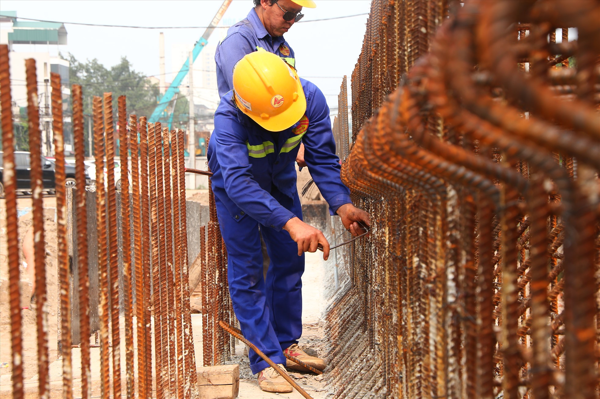 Hàng chục công nhân thuộc nhà thầu Cienco4 đang tấp cập thi công các hạng mục công trình hầm chui. Ảnh: Vĩnh Hoàng