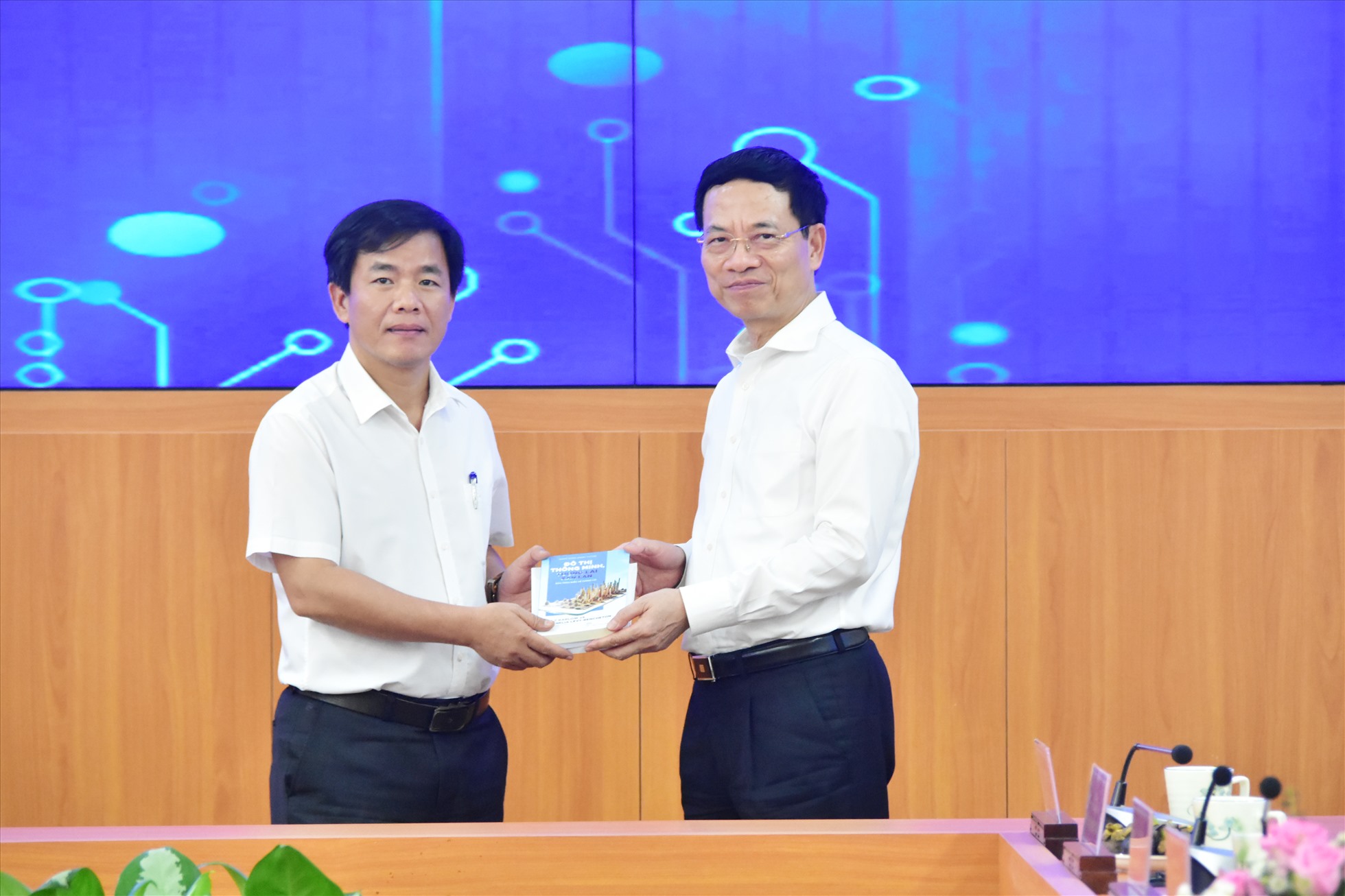 Cùng ngày, Cùng ngày, đoàn công tác Bộ Thông tin và truyền thông (TT&TT) do Bộ trưởng Nguyễn Mạnh Hùng làm trưởng đoàn đã có buổi làm việc với tỉnh Thừa Thiên Huế về công tác chuyển đổi số.