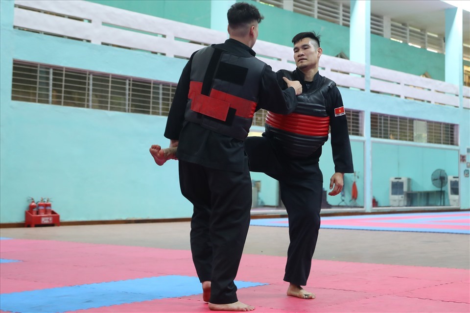 Nguyễn Duy Tuyến cùng các vận động viên pencak silat Việt Nam phải thay đổi hạng cân thi đấu tại SEA Games 32. Ảnh: Kim Chi