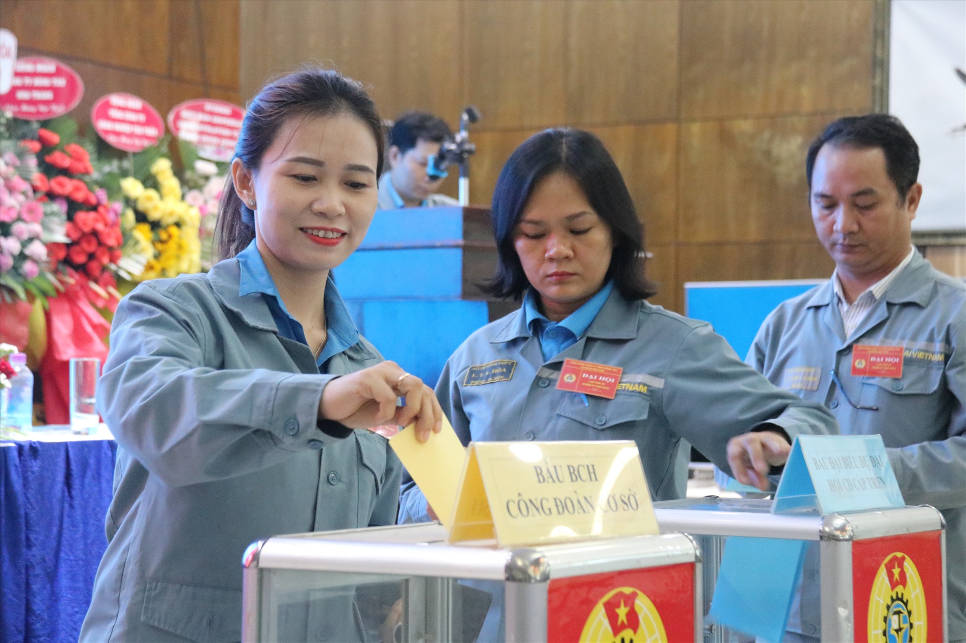 Các đại biểu bỏ phiếu bầu Ban Chấp hành Công đoàn Công ty HVS khóa VII, nhiệm kỳ 2023-2028. Ảnh: Phương Linh