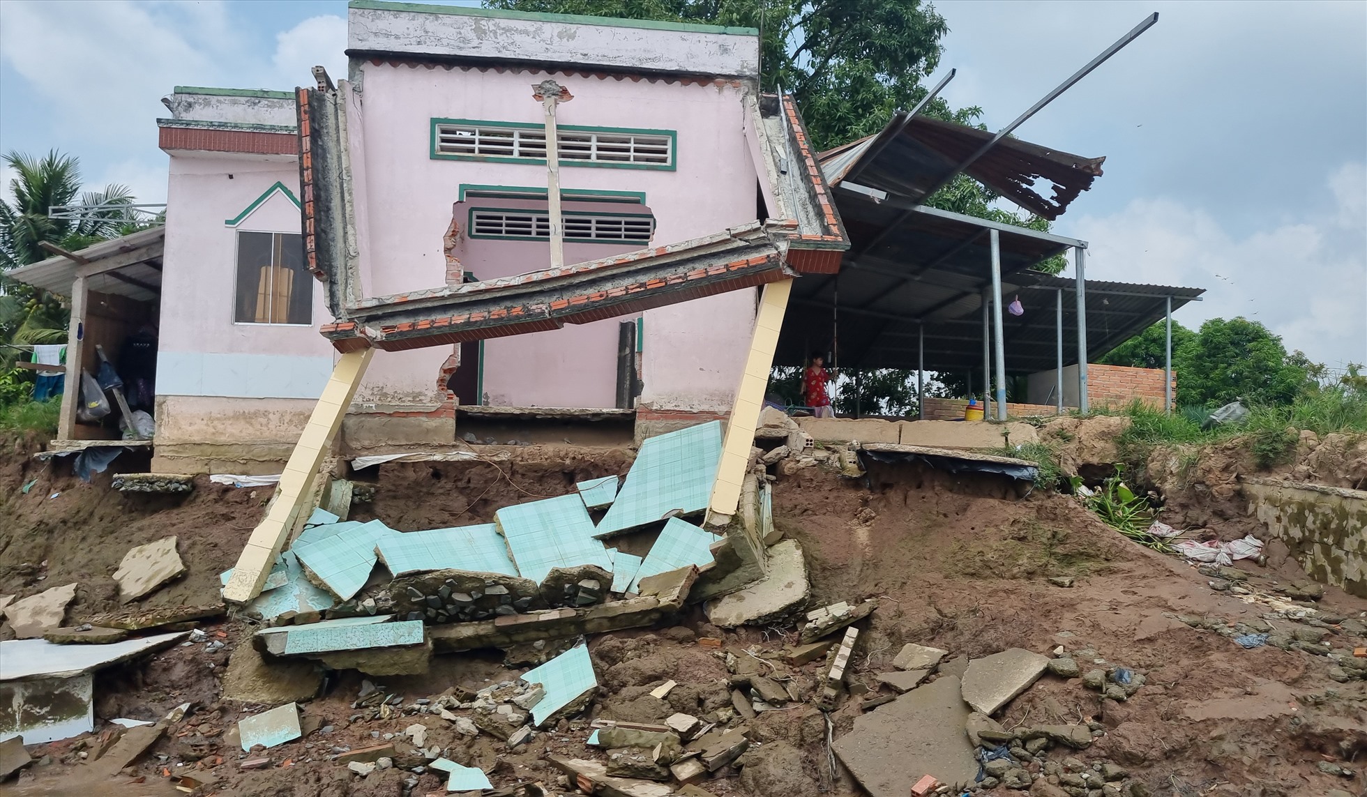 Ngôi nhà của bà Nguyễn Thị Nhi bị lở hết phần hàng ba. Ảnh: Hoàng Lộc