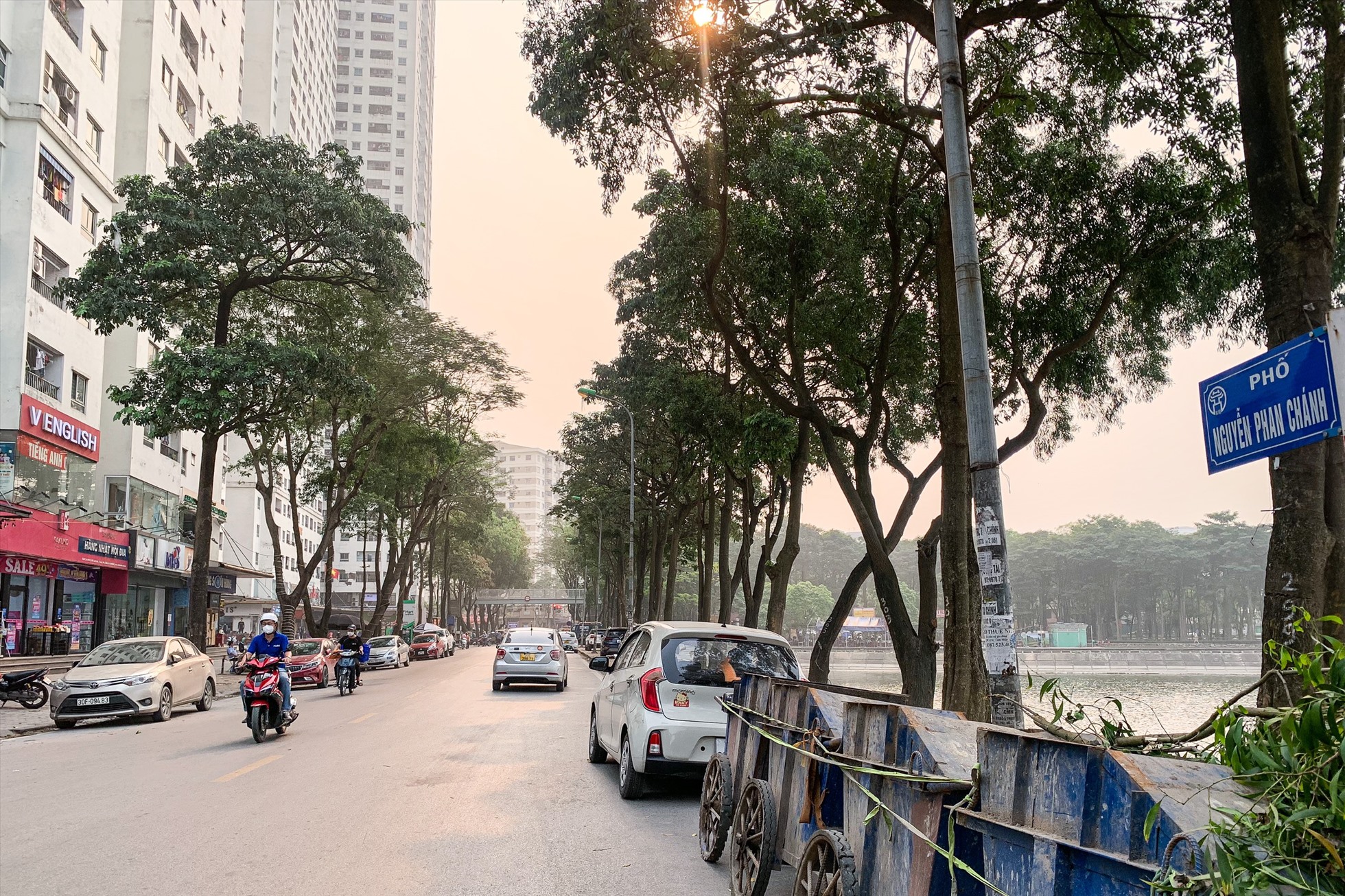 Hàng chục ô tô đỗ trên hè phố đường Nguyễn Phan Chánh chiếm gần hết phần đường dành cho người đi bộ. Ảnh: Thu Hiền