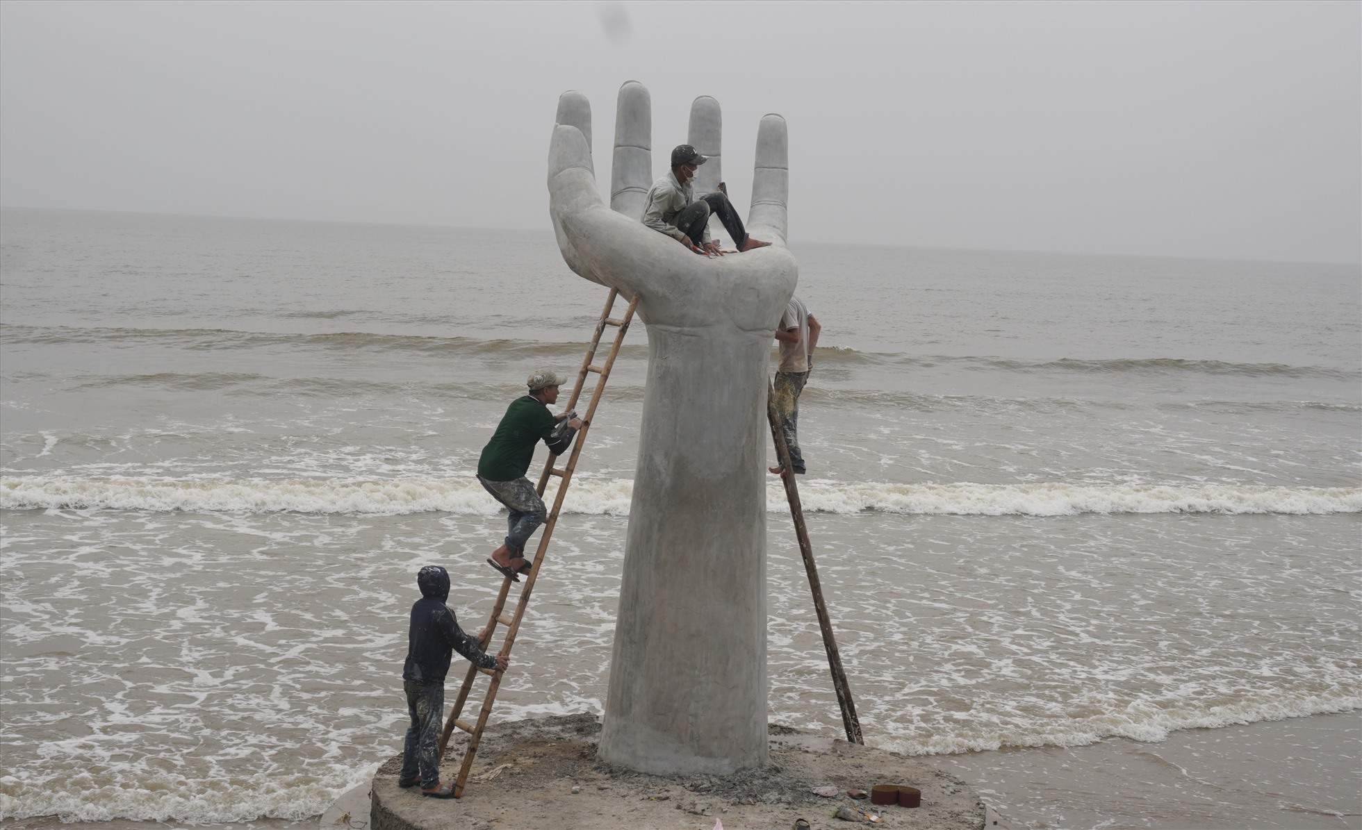 Theo ghi nhận của Lao Động, hiện nay huyện Hoằng Hóa (tỉnh Thanh Hóa) đang gấp rút cho hoàn thiện 5 bàn tay khổng lồ trên bãi biển Hải Tiến, để sớm đưa vào sử dụng. Ảnh: Quách Du