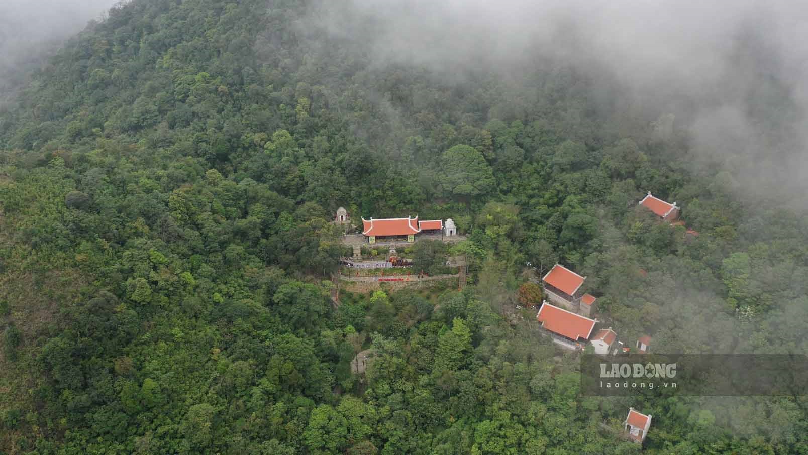 Nằm trong khu vực vòng cung Đông Triều, Ngọa Vân như được bao bọc, ôm ấp bởi những ngọn núi xanh mướt, trùng trùng điệp điệp. Thảm thực vật nơi đây gần như còn nguyên vẹn với rất nhiều loài thực vật và động vật quý hiếm.