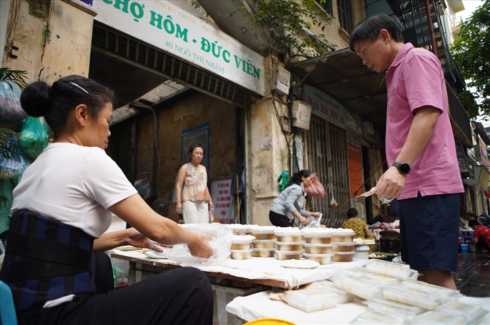Bánh trôi, bánh chay được bày bán nhiều ở các chợ dân sinh và vỉa hè Hà Nội. Ảnh: Minh Hà