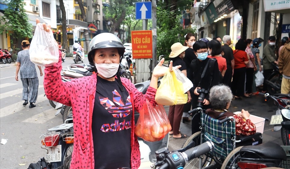 Bà Lê Thị Len mừng rỡ khi mua được 20 suất bánh. Ảnh: Minh Hà