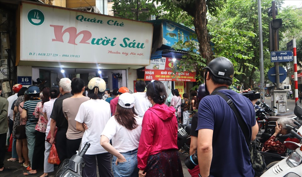 Người dân xếp hàng dài từ tờ mờ sáng tại quán bánh trôi trên phố Ngô Thì Nhậm chờ mua bánh trôi, bánh chay cúng Tết Hàn thực.
