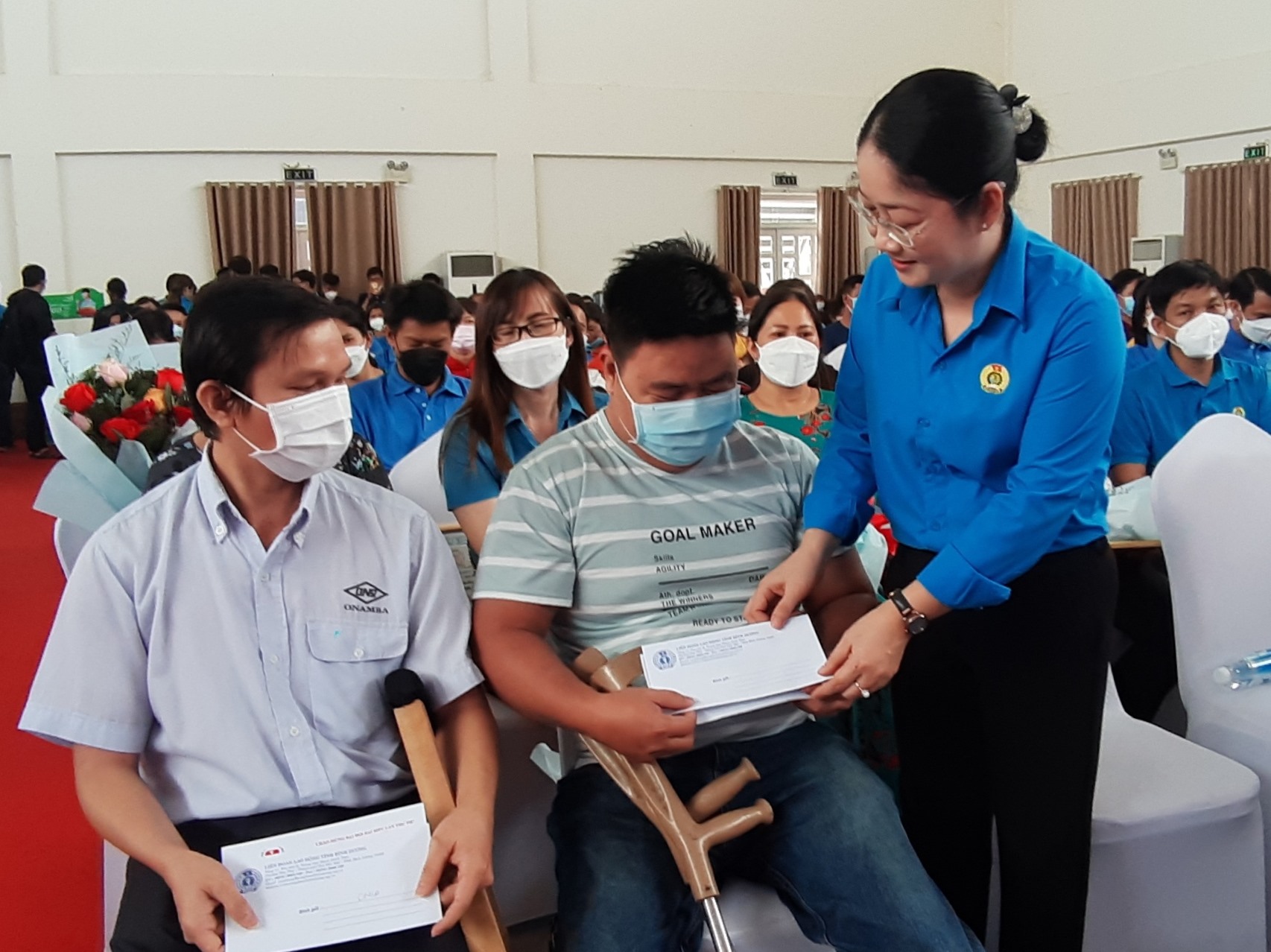 Bà Nguyễn Kim Loan - Chủ tịch LĐLĐ tỉnh Bình Dương tặng quà động viên công nhân bị tai nạn lao động.