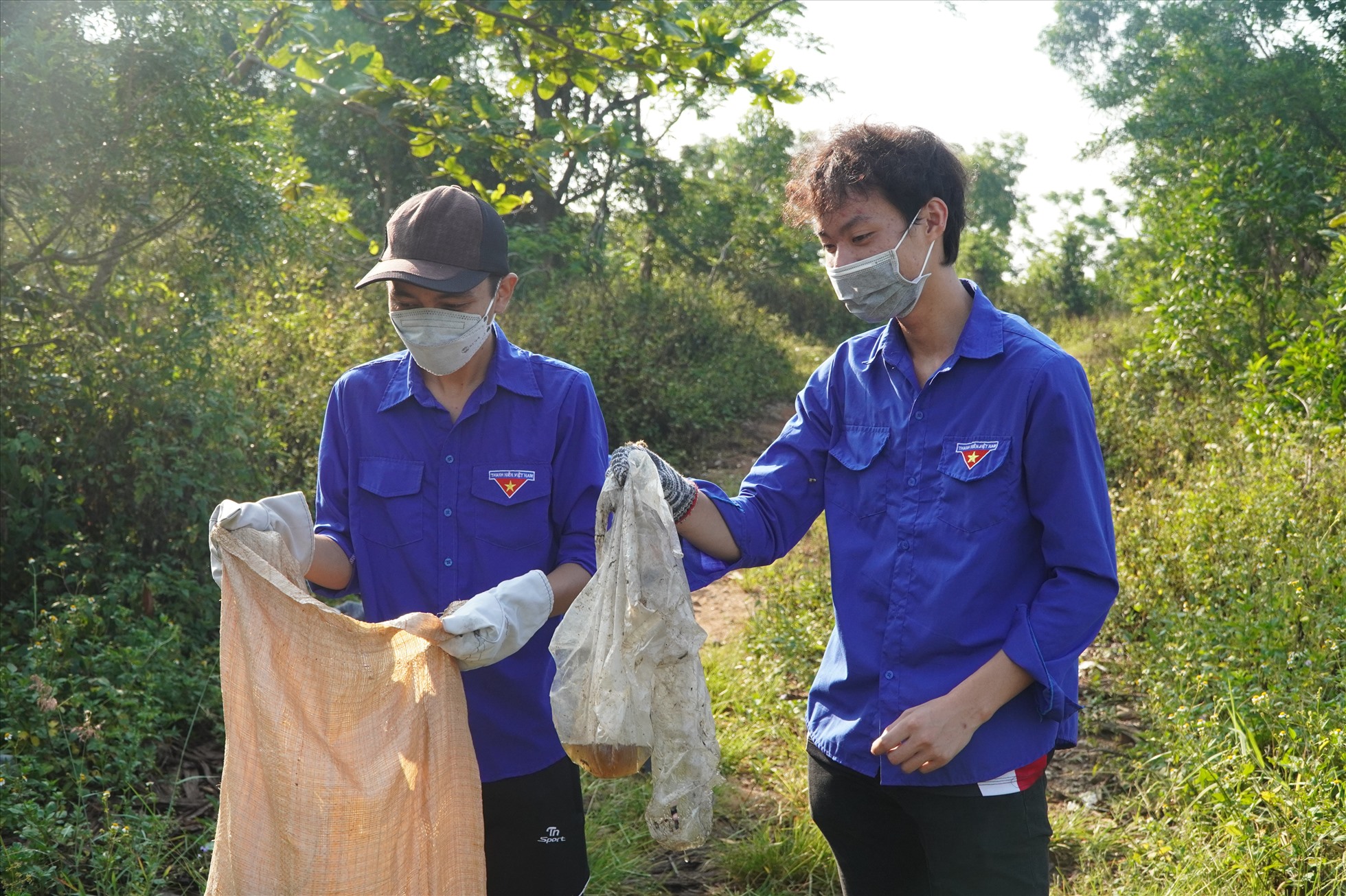 Đây là hoạt động ra quân thu gom rác, làm sạch môi trường thường niên. Ảnh: Mai Hương