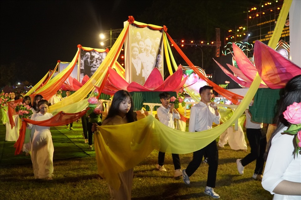 Lễ rước ảnh Bác Hồ từ Nhà tưởng niệm Chủ tịch Hồ Chí Minh tại Khu di tích Quốc gia đặc biệt Kim Liên ra sân vận động Làng Sen. Ảnh: Quang Đại
